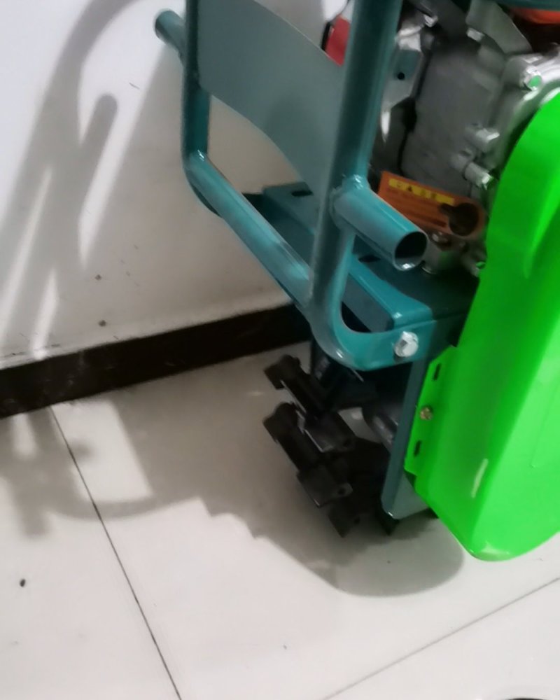 重庆耀虎汽油播种机，可以施肥除草播种。厂家直销
