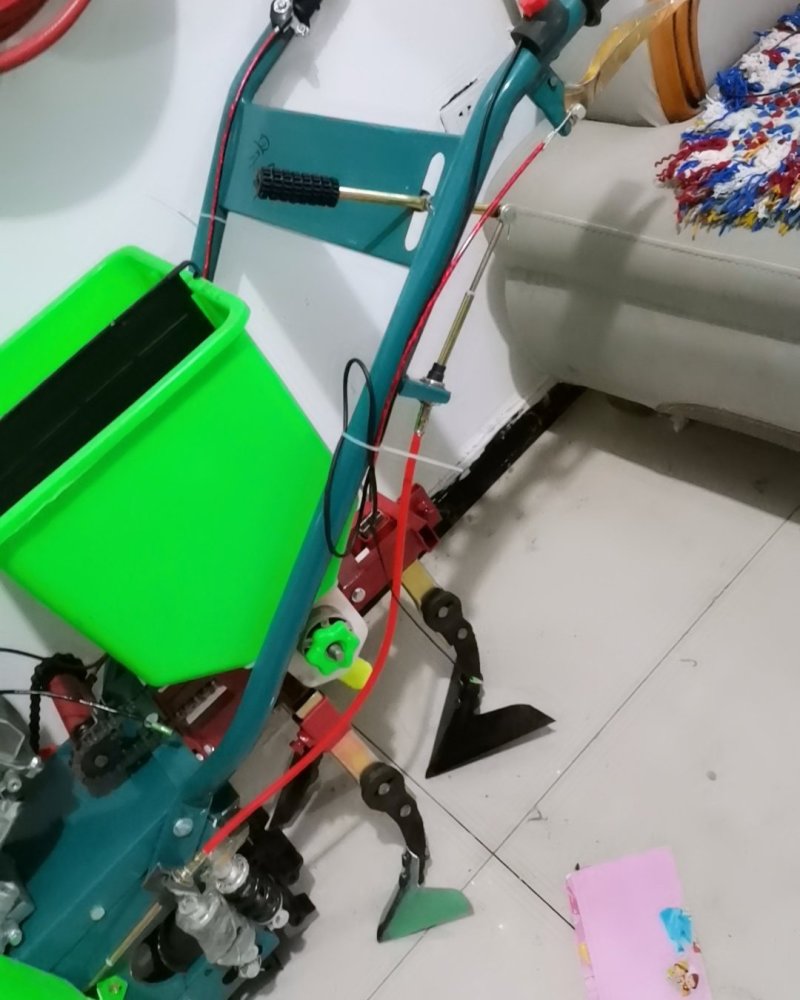 重庆耀虎汽油播种机，可以施肥除草播种。厂家直销