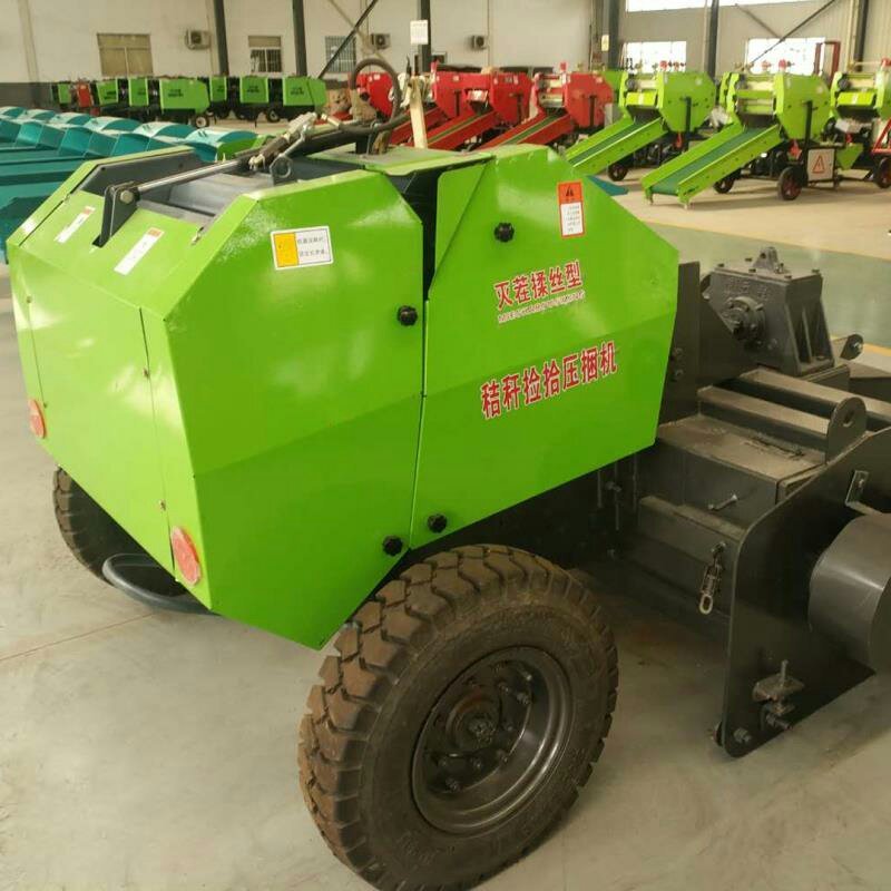 拖拉机牵引式小麦秸秆捡拾打捆机，粉碎打捆一体机的。
