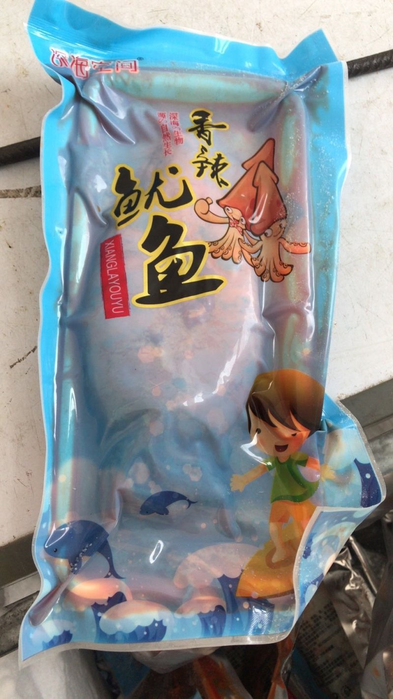 网红新鲜大鱿鱼香辣大个头鱿鱼熟食麻辣熟食零食整只加热即食