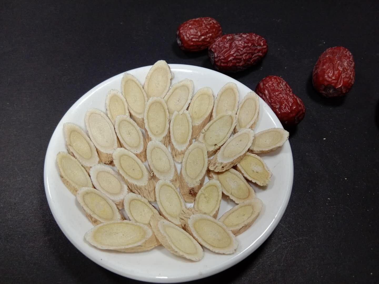 红糖与黄芪的实物展示