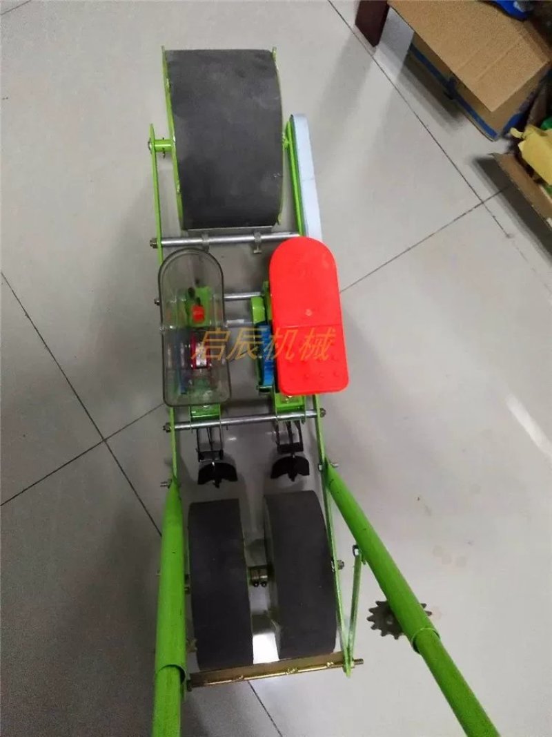 白菜萝卜大葱手推汽油蔬菜播种机电动播种机四轮车带蔬菜