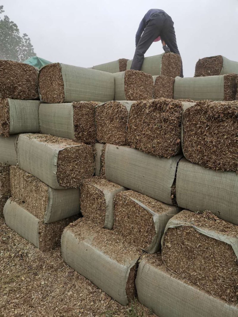 小麦秸秆二次加工牛草，全部过两遍筛子除尘，干净利落，