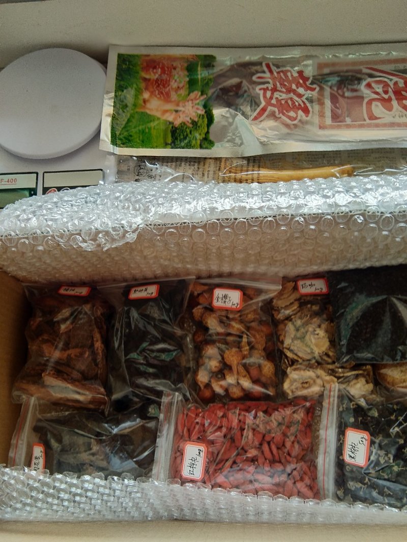 男性黄金泡酒料整根鹿鞭，鹿茸片，灵芝，人参等十几味配成