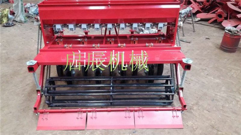 四轮拖拉机带小麦播种机9-18行施肥播种一体机苜蓿草麦