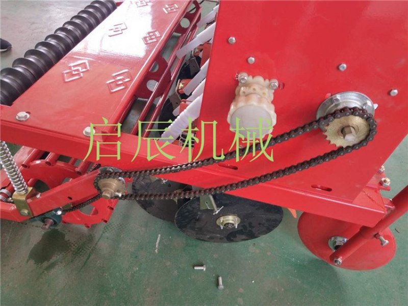 四轮拖拉机带小麦播种机9-18行施肥播种一体机苜蓿草麦