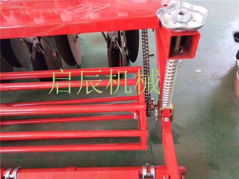 四轮拖拉机带小麦播种机9-18行施肥播种一体机苜蓿草麦