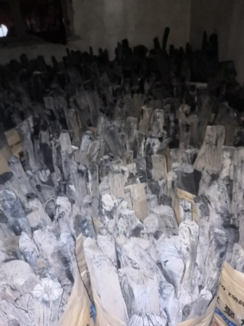炭，白炭，栎木白炭，菊花炭，青杠炭，长炭，烧烤炭，烤火炭