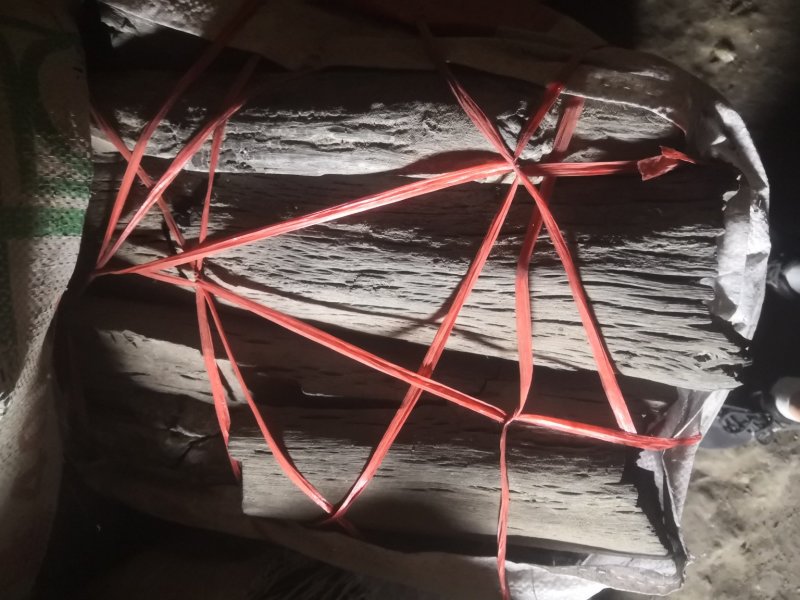 炭，白炭，栎木白炭，菊花炭，青杠炭，长炭，烧烤炭，烤火炭