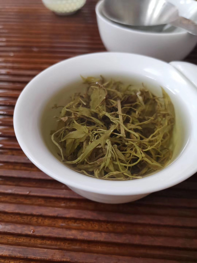 莓茶又叫白茶，长得像龙须，一罐60克，包装随机