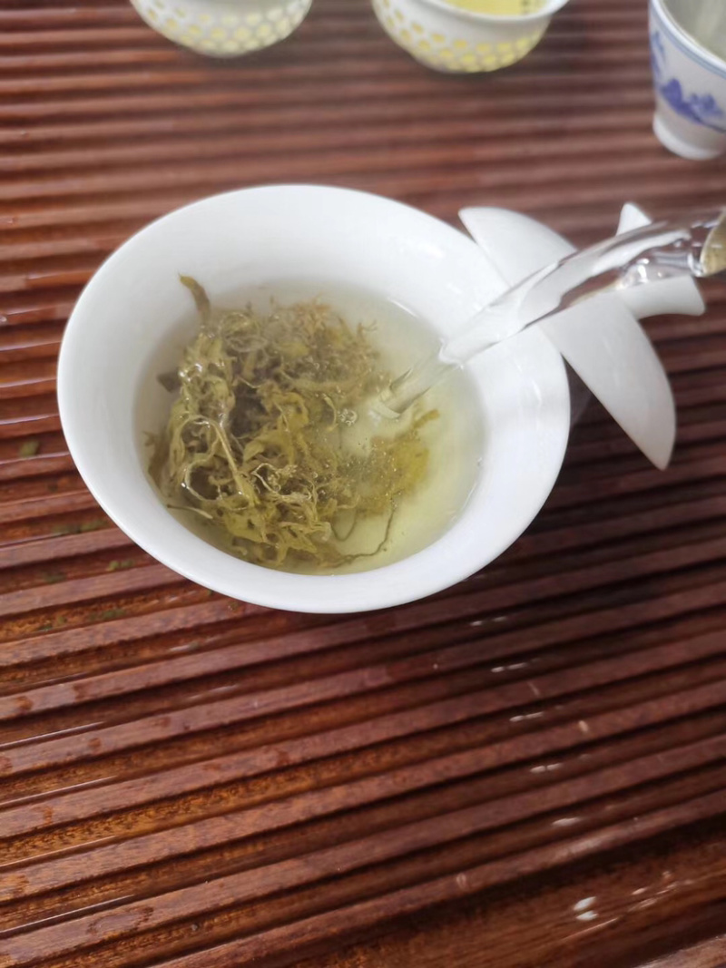 莓茶又叫白茶，长得像龙须，一罐60克，包装随机