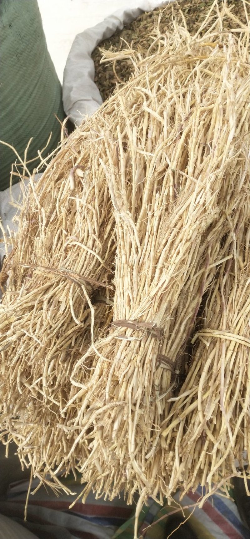 白茅根，货干，无杂，有米，段，白毛根个子。各种规格都有。