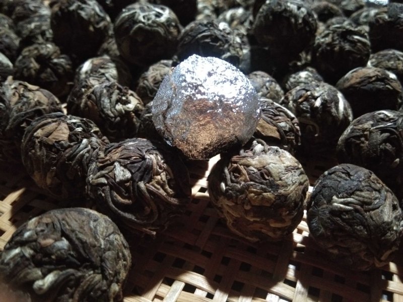 西双版纳原生态普洱茶白茶