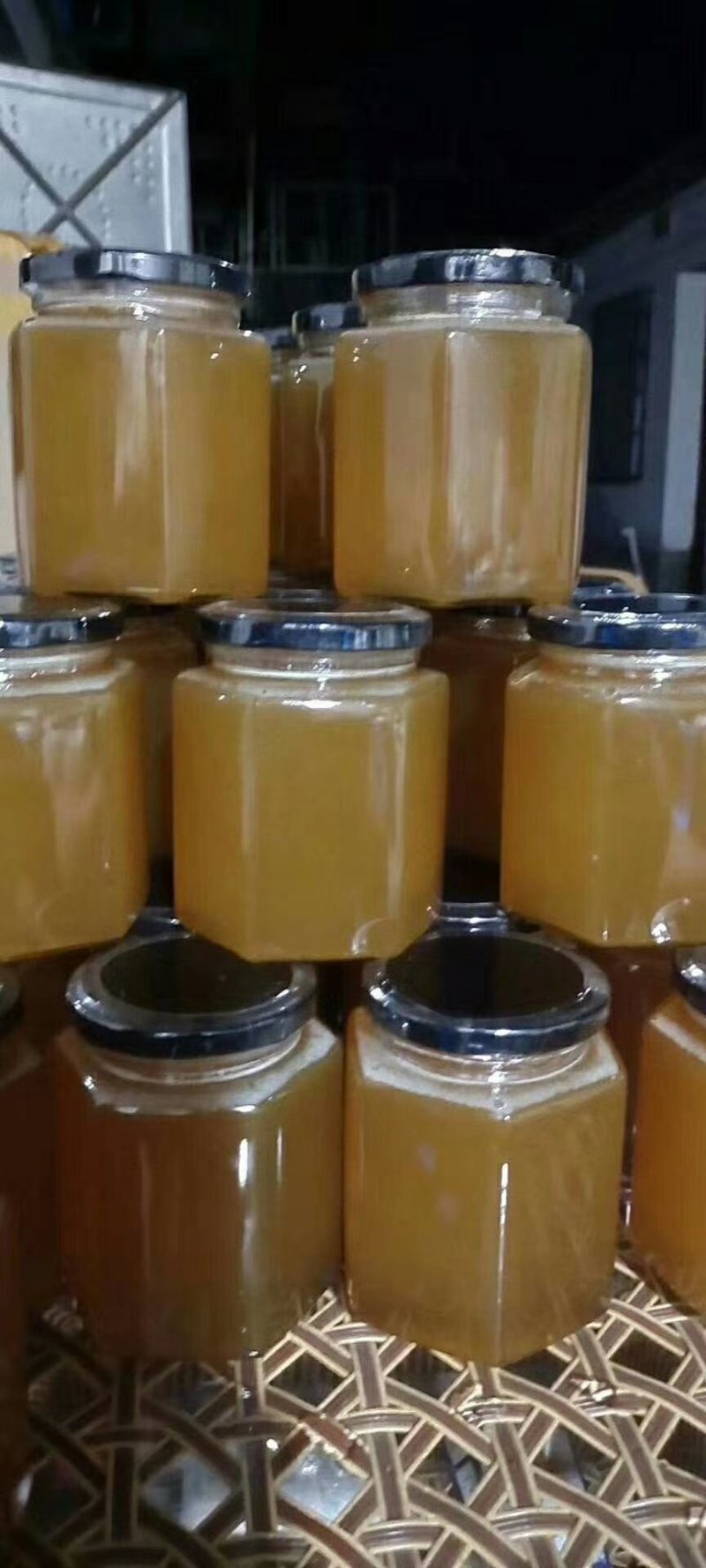缅甸森林大挂金黄色野蜂蜜