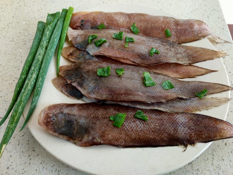 纯海洋龙利鱼舌头鱼比目鱼，鳎目鱼肉质鲜嫩，油炸红烧更好吃