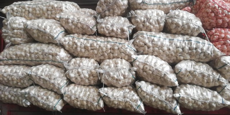 山东苍山大蒜大量供应量大从优四六瓣白皮大蒜欢迎来电咨询