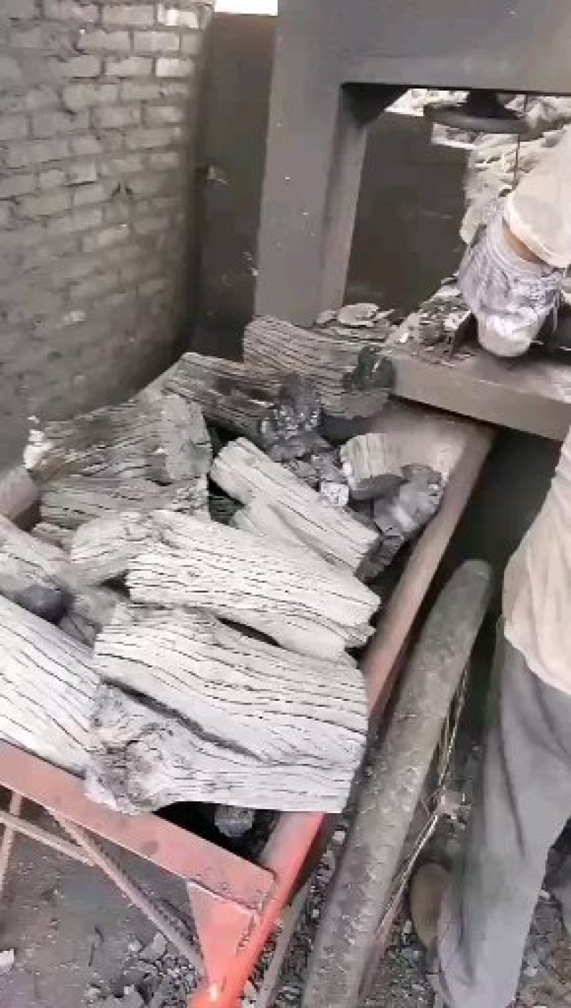 全年供应四方包装荔枝木炭，机制竹炭