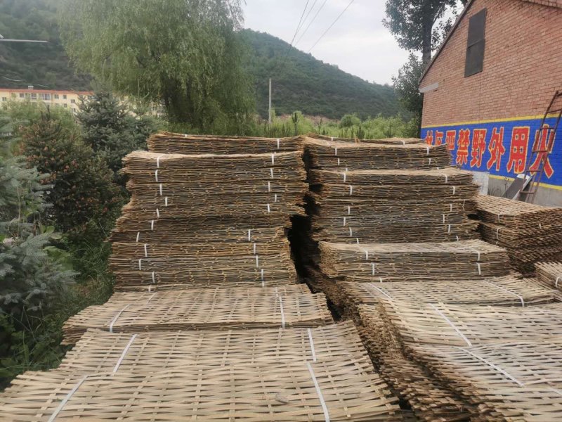 浙江安吉农户自产自销毛竹可以加工竹片，竹丝一切竹制品