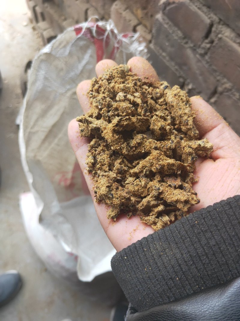 棉饼棉籽饼、粕是棉籽榨油后的副产物。压榨取油后的称饼，