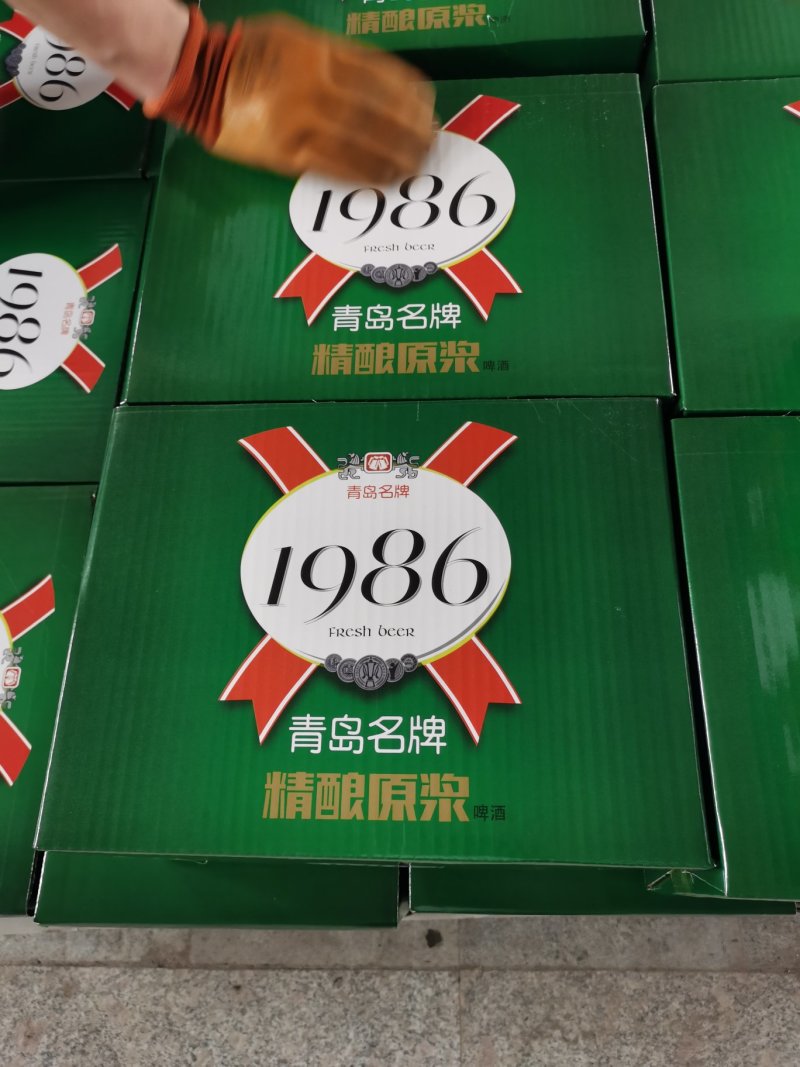 青岛蓝宝石1986精酿原浆，口感清爽顺滑，泡沫丰富。