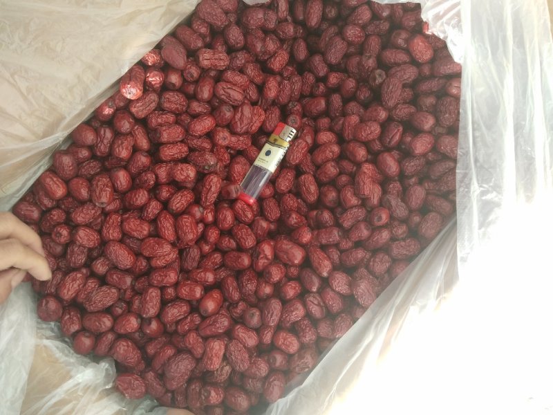 新疆灰枣，皮薄。籽小，肉厚。口感纯香甜，新疆喀什直发！