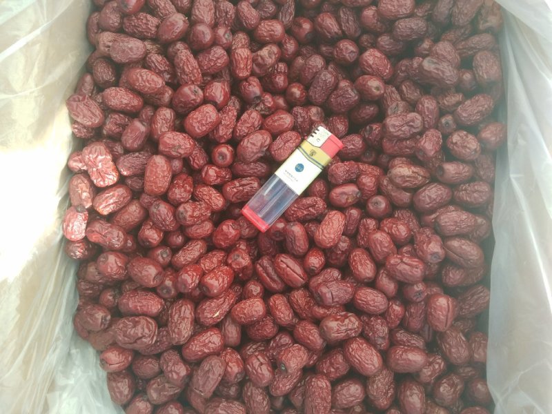 新疆灰枣，皮薄。籽小，肉厚。口感纯香甜，新疆喀什直发！