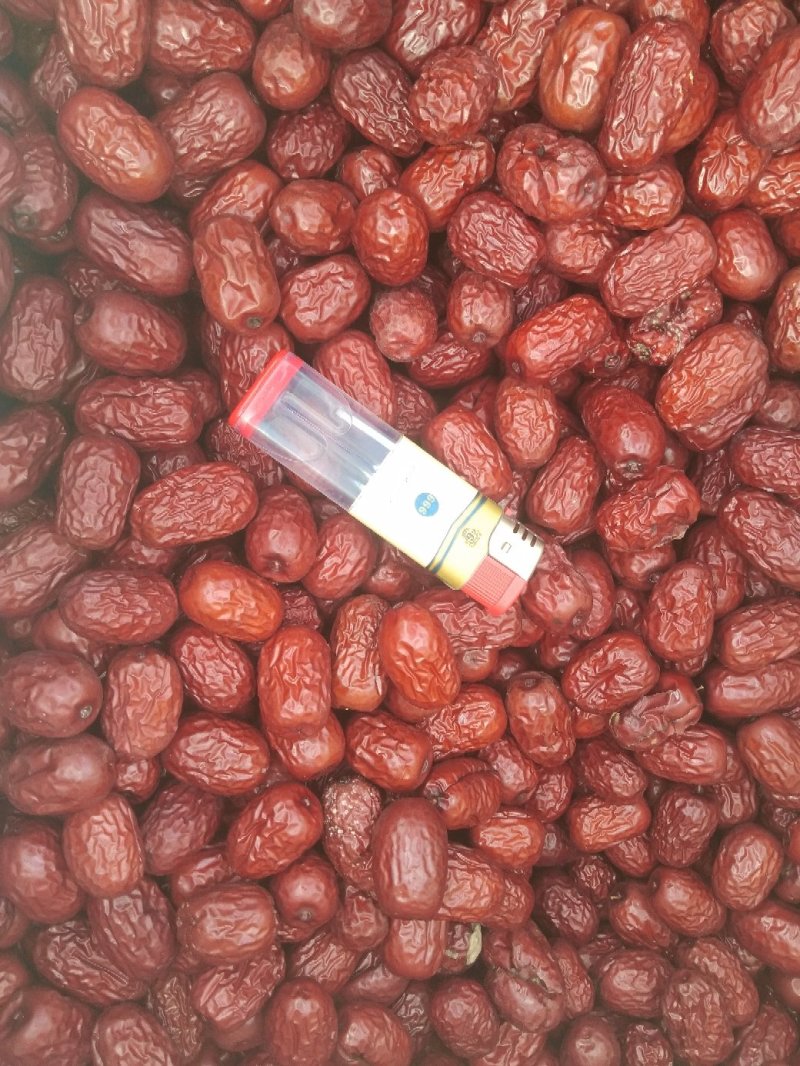 新疆灰枣，皮薄。籽小，肉厚。口感纯香甜，新疆喀什直发！