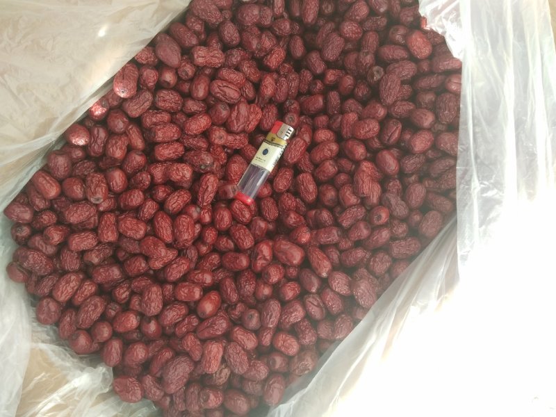 新疆灰枣，皮薄。籽小，肉厚。口感纯香甜，新疆喀什直发！
