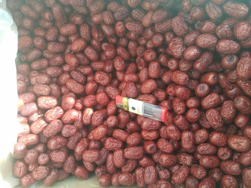 新疆灰枣，皮薄。籽小，肉厚。口感纯香甜，新疆喀什直发！