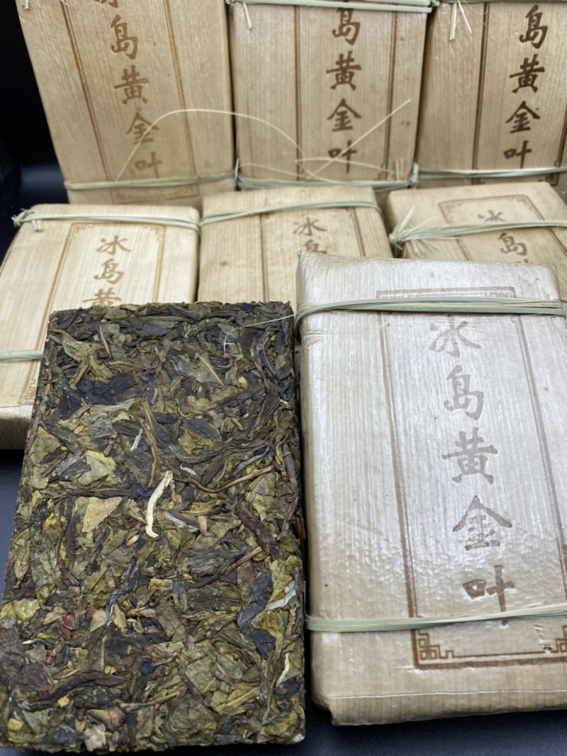 冰岛普洱茶生茶黄金叶250克生砖干净卫生手工精选