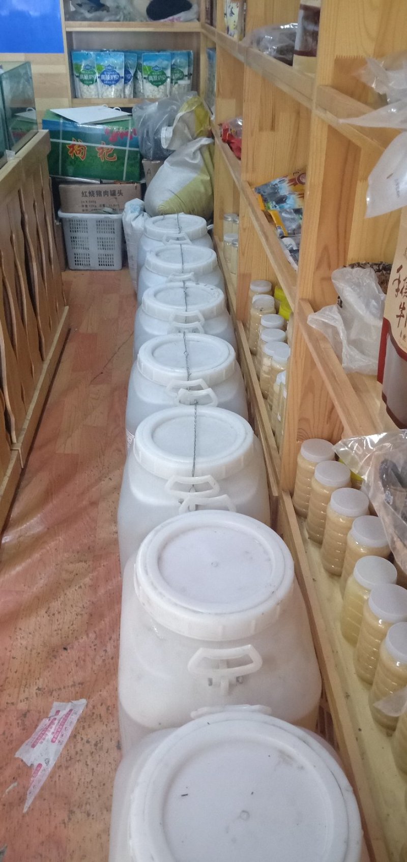 油菜花粉每瓶一斤每斤50元。批发零售，青海省海北州门源县