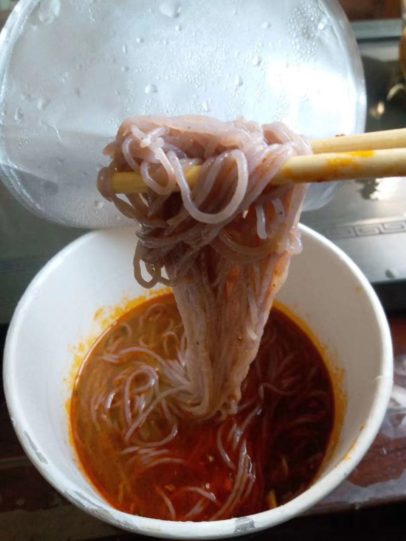云南过桥米线米沙乐牌紫米桶装方便米线（麻辣味）