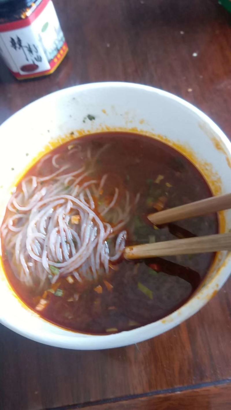 云南过桥米线米沙乐牌紫米桶装方便米线（麻辣味）