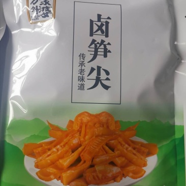 卤笋尖选用优质水笋，自制卤料，鲜嫩爽滑微辣爽囗