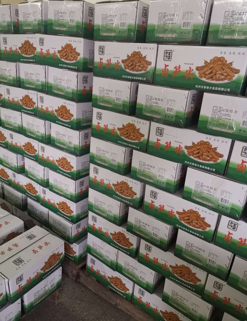 卤笋尖选用优质水笋，自制卤料，鲜嫩爽滑微辣爽囗