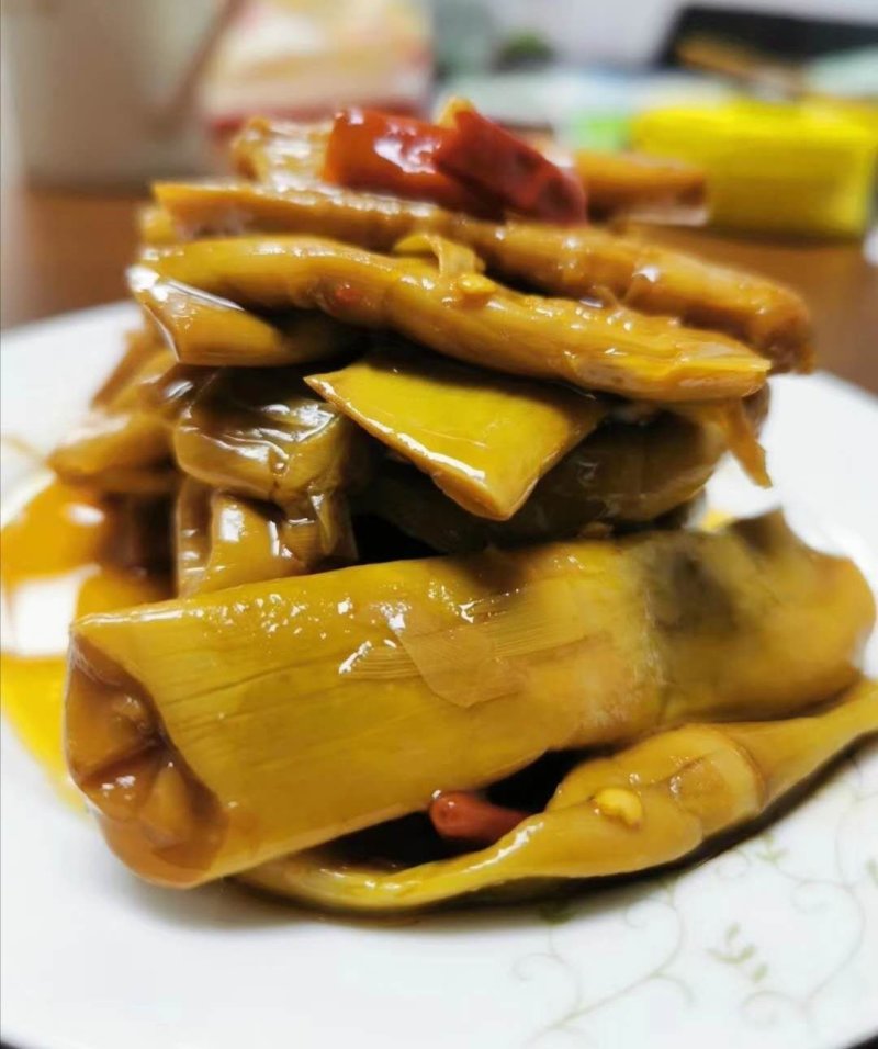 卤笋尖选用优质水笋，自制卤料，鲜嫩爽滑微辣爽囗