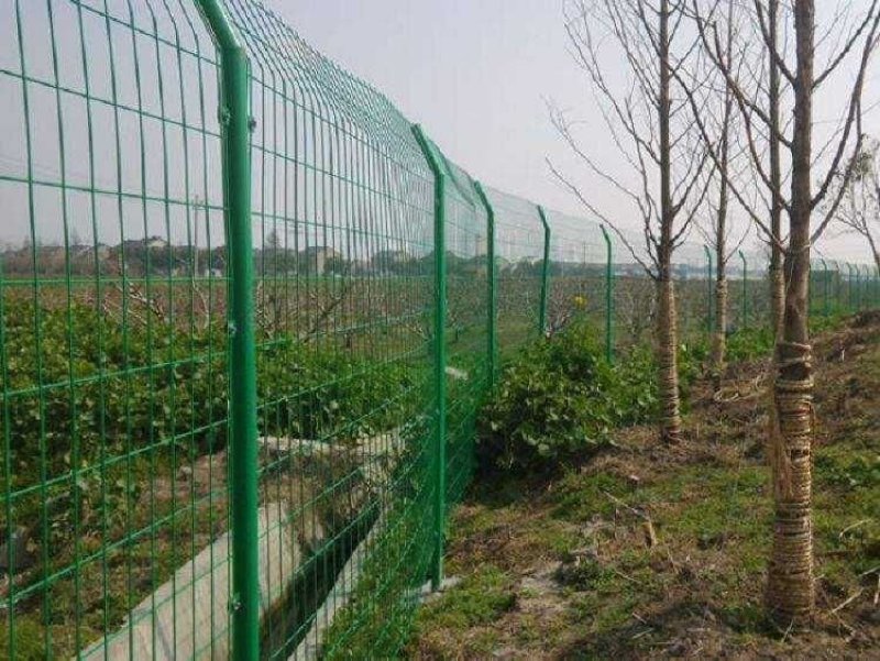 护栏网果园围网鱼塘围栏公路护栏车间隔离网圈地网铁丝网养殖
