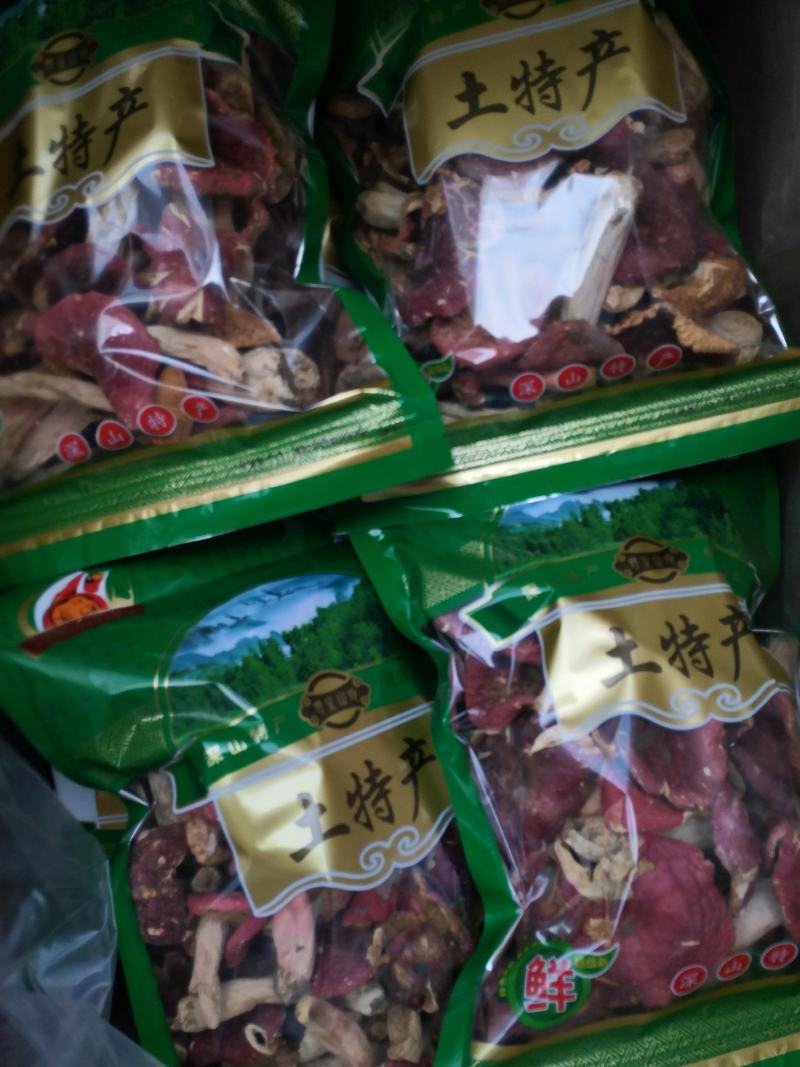 伏牛山脉自然形成，产地直发人工烘干优质红菇