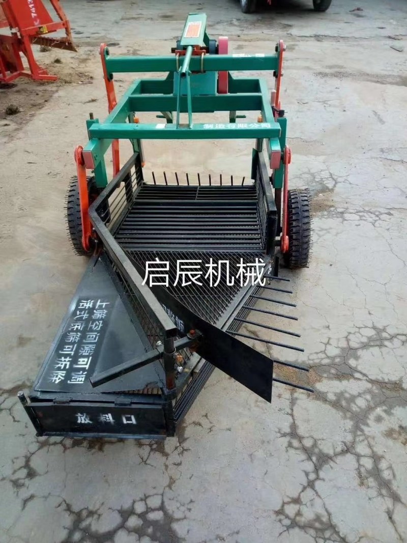 四轮拖拉机后置振动筛式防落果花生收获机花生产挖机