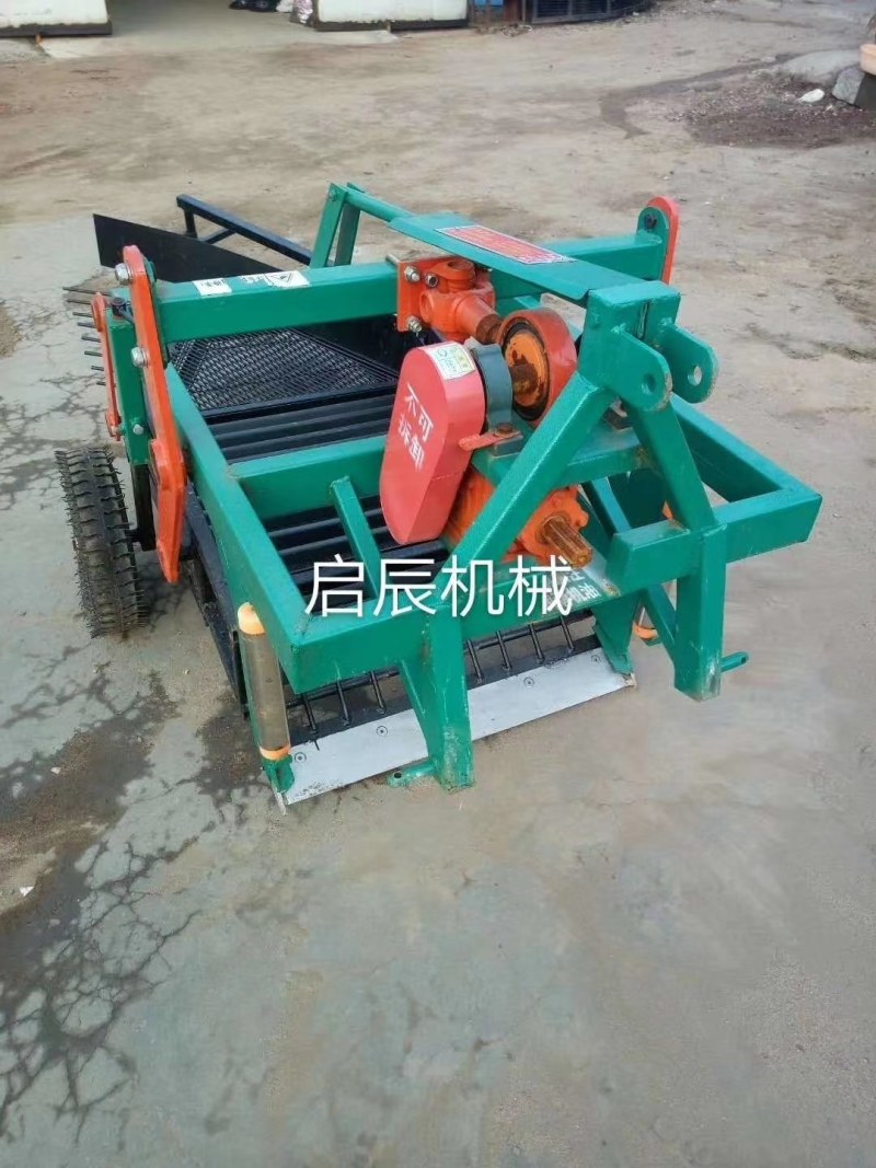 四轮拖拉机后置振动筛式防落果花生收获机花生产挖机