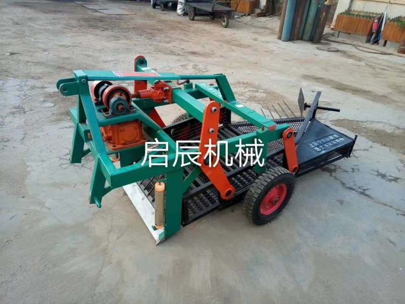 四轮拖拉机后置振动筛式防落果花生收获机花生产挖机