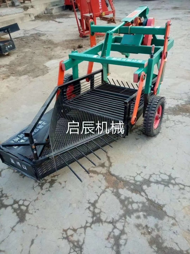 四轮拖拉机后置振动筛式防落果花生收获机花生产挖机
