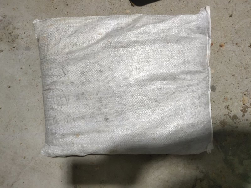 精品冰冻蚯蚓，30斤一包，价格从优，需要的朋友联系我