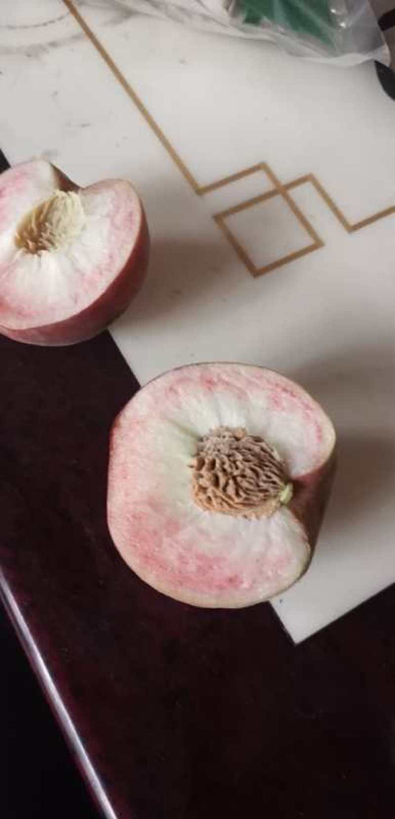 红不软毛桃，个头大，口感好、耐运输、耐储存