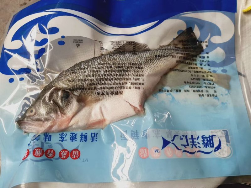 鲈鱼（卢鱼），三去（去鳞、去鳃、去内脏）真空包装开背开肚