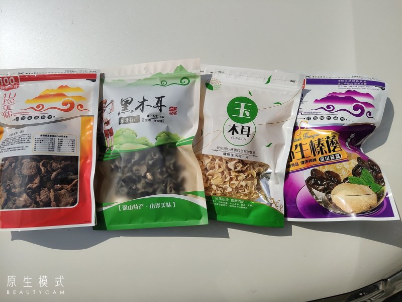 东北特产大礼包干货。榛蘑丁黑木耳白玉耳。松蘑