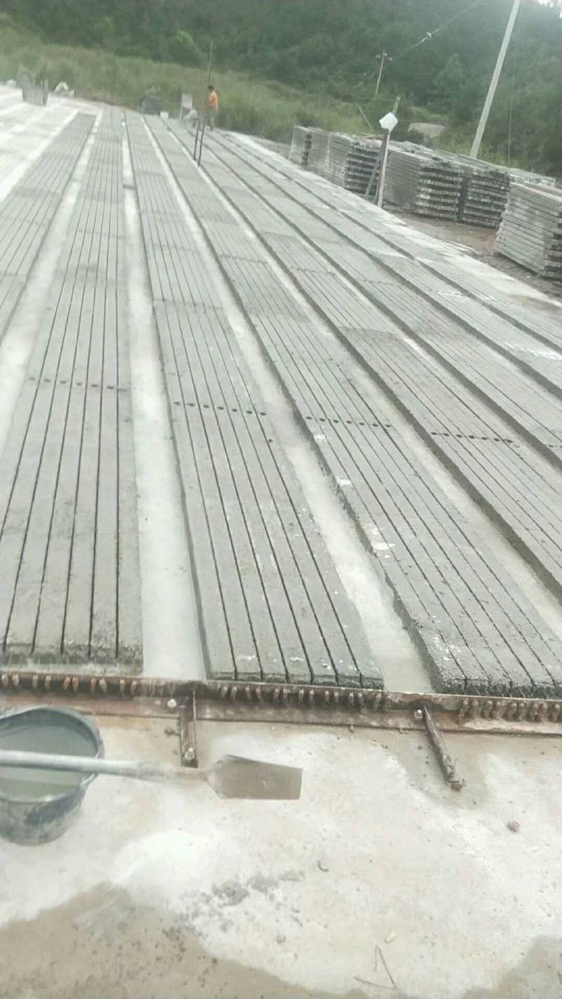水泥柱子吕包钢线都有现货。专业搭百香果架猕猴桃架葡萄架。