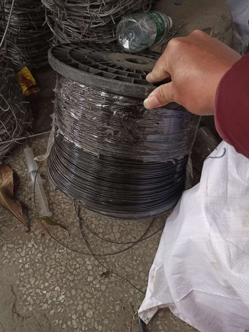 水泥柱子吕包钢线都有现货。专业搭百香果架猕猴桃架葡萄架。