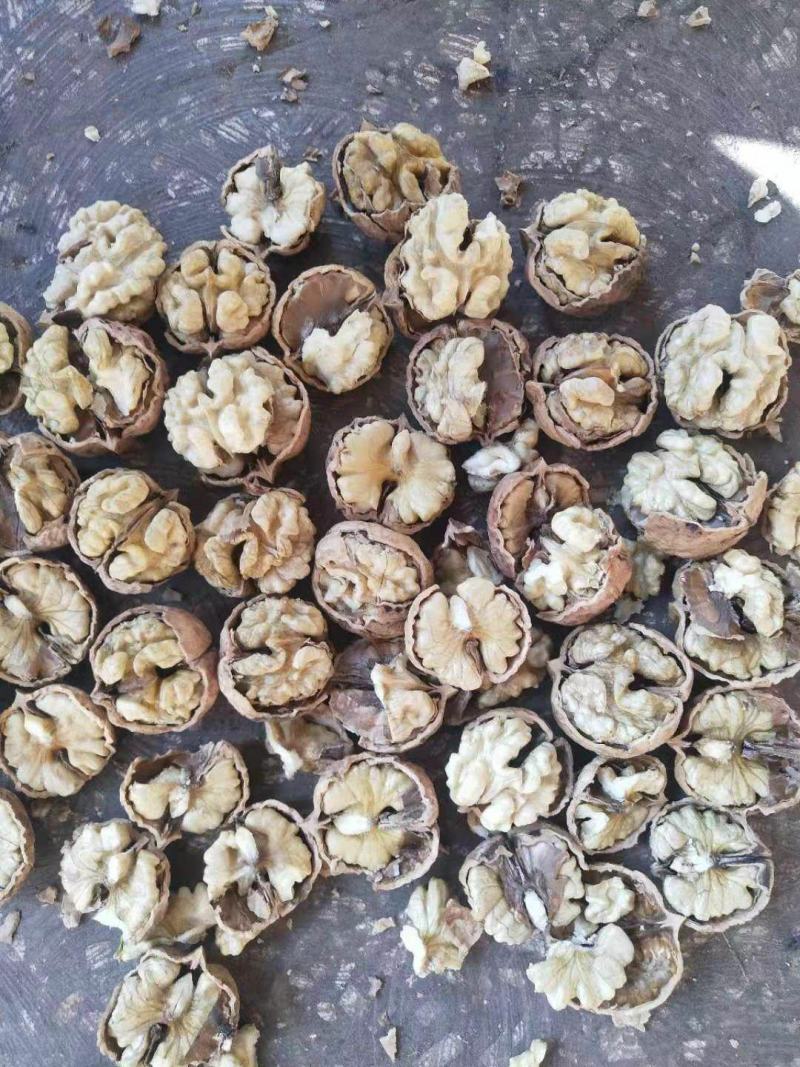 云南产地直销，热风烘干，清水清洗核桃果，皮薄仁白