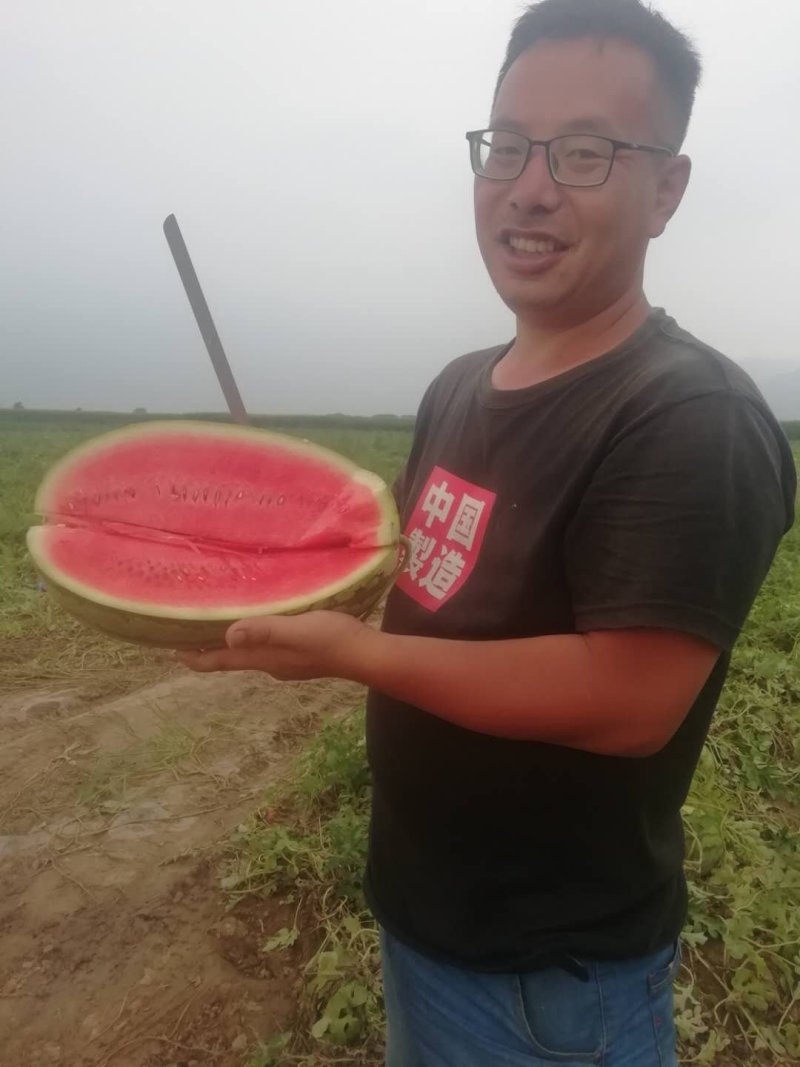 本地头茬优质西瓜大量上市，口感酥脆甘甜，皮色青翠光滑